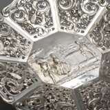 Floral durchbrochener Konfektaufsatz in oktogonaler Form mit Relief im Spiegel "Parkszene mit tanzendem Paar", Deutsch, Silber 800, 270g, H. 13cm, Fuß leicht verzogen - фото 3