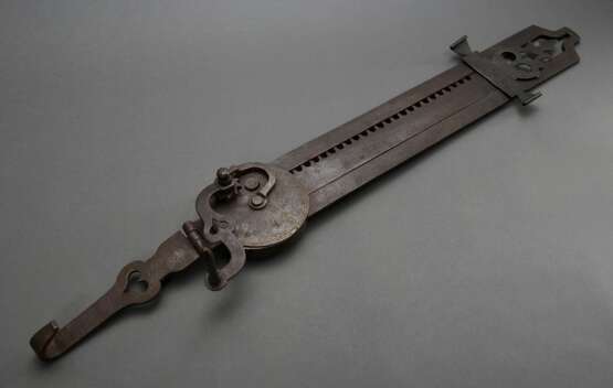 Schmiedeeisen Kaminsäge mit mechanischer Höhenverstellung per Kubel, Rad mit eingelegtem Gelbguss Monogramm und Jahreszahl "M*B G*K 1853", L. 116-158cm - Foto 1