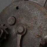 Schmiedeeisen Kaminsäge mit mechanischer Höhenverstellung per Kubel, Rad mit eingelegtem Gelbguss Monogramm und Jahreszahl "M*B G*K 1853", L. 116-158cm - фото 3
