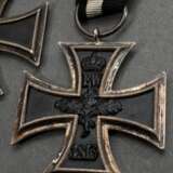 3 Diverse Orden Dt.-Frz.-Krieg und WK I: Eisernes Kreuz II. Klasse 1813-1870 (4,3x4,3cm); Eisernes Kreuz II. Klasse am weiß-schwarzen Bande 1813-1914 (4,3x4,3cm); Hanseatenkreuz "Hamburg" am Bande "Für Verdienste im Kriege 1914"… - Foto 2