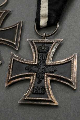 3 Diverse Orden Dt.-Frz.-Krieg und WK I: Eisernes Kreuz II. Klasse 1813-1870 (4,3x4,3cm); Eisernes Kreuz II. Klasse am weiß-schwarzen Bande 1813-1914 (4,3x4,3cm); Hanseatenkreuz "Hamburg" am Bande "Für Verdienste im Kriege 1914"… - photo 2