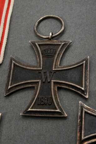 3 Diverse Orden Dt.-Frz.-Krieg und WK I: Eisernes Kreuz II. Klasse 1813-1870 (4,3x4,3cm); Eisernes Kreuz II. Klasse am weiß-schwarzen Bande 1813-1914 (4,3x4,3cm); Hanseatenkreuz "Hamburg" am Bande "Für Verdienste im Kriege 1914"… - photo 3