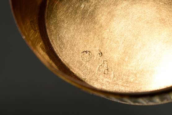 Hochfeine ovale Louis XVI Schnupftabakdose in Bicolor Gold, allseitig alternierend mit Blattfriesen und Vouten gestreift ziseliert, darauf runde und ovale Kartuschen mit allegorischen Ernte-, Fruchtbarkeits- und Liebesreliefs, Frankreich um 1760/1770… - Foto 8