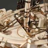 Scrimshaw Modellschiff der 18 Kanonen Brigg "Irene" mit filigraner Takelage auf Holz Sockel, detailreiche Handarbeit aus Walzahn, Holz, Kupfer und Garn, Azoren 20.Jh., ca. 54x71x23,5cm (mit Glassturz 65x72,5x27cm) - photo 7