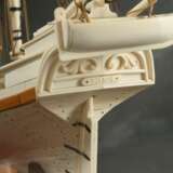 Scrimshaw Modellschiff der 18 Kanonen Brigg "Irene" mit filigraner Takelage auf Holz Sockel, detailreiche Handarbeit aus Walzahn, Holz, Kupfer und Garn, Azoren 20.Jh., ca. 54x71x23,5cm (mit Glassturz 65x72,5x27cm) - Foto 11
