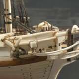 Scrimshaw Modellschiff der 18 Kanonen Brigg "Irene" mit filigraner Takelage auf Holz Sockel, detailreiche Handarbeit aus Walzahn, Holz, Kupfer und Garn, Azoren 20.Jh., ca. 54x71x23,5cm (mit Glassturz 65x72,5x27cm) - photo 14