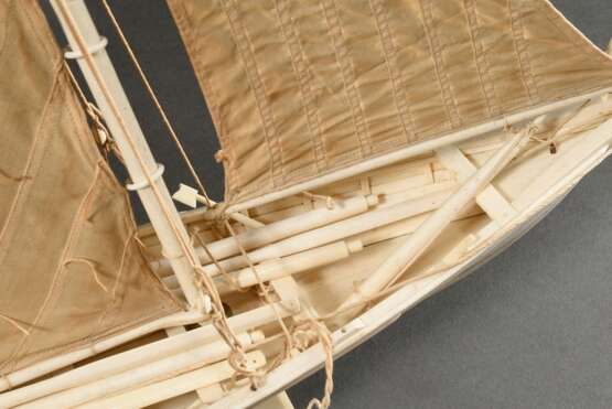 Scrimshaw Modellschiff eines Azoren Walfang Bootes mit Rudern, Harpunen und einklappbarem Kielschwert (für den schnelleren Lauf des Bootes, wenn die Harpune "fest" im Wal ist) sowie detailgetreuen Baumwoll Segeln, feine Handarbeit aus Walz… - Foto 5