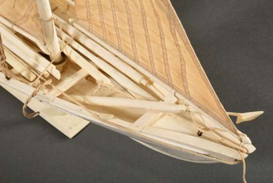 Scrimshaw Modellschiff eines Azoren Walfang Bootes mit Rudern, Harpunen und einklappbarem Kielschwert (für den schnelleren Lauf des Bootes, wenn die Harpune "fest" im Wal ist) sowie detailgetreuen Baumwoll Segeln, feine Handarbeit aus Walz… - Foto 6