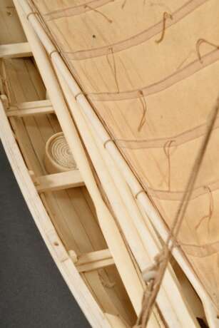 Scrimshaw Modellschiff eines Azoren Walfang Bootes mit Rudern, Harpunen und einklappbarem Kielschwert (für den schnelleren Lauf des Bootes, wenn die Harpune "fest" im Wal ist) sowie detailgetreuen Baumwoll Segeln, feine Handarbeit aus Walz… - Foto 7