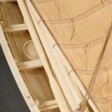 Scrimshaw Modellschiff eines Azoren Walfang Bootes mit Rudern, Harpunen und einklappbarem Kielschwert (für den schnelleren Lauf des Bootes, wenn die Harpune "fest" im Wal ist) sowie detailgetreuen Baumwoll Segeln, feine Handarbeit aus Walz… - photo 7