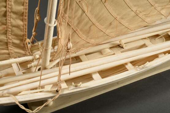 Scrimshaw Modellschiff eines Azoren Walfang Bootes mit Rudern, Harpunen und einklappbarem Kielschwert (für den schnelleren Lauf des Bootes, wenn die Harpune "fest" im Wal ist) sowie detailgetreuen Baumwoll Segeln, feine Handarbeit aus Walz… - photo 8