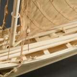 Scrimshaw Modellschiff eines Azoren Walfang Bootes mit Rudern, Harpunen und einklappbarem Kielschwert (für den schnelleren Lauf des Bootes, wenn die Harpune "fest" im Wal ist) sowie detailgetreuen Baumwoll Segeln, feine Handarbeit aus Walz… - photo 8
