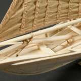 Scrimshaw Modellschiff eines Azoren Walfang Bootes mit Rudern, Harpunen und einklappbarem Kielschwert (für den schnelleren Lauf des Bootes, wenn die Harpune "fest" im Wal ist) sowie detailgetreuen Baumwoll Segeln, feine Handarbeit aus Walz… - Foto 9