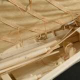 Scrimshaw Modellschiff eines Azoren Walfang Bootes mit Rudern, Harpunen und einklappbarem Kielschwert (für den schnelleren Lauf des Bootes, wenn die Harpune "fest" im Wal ist) sowie detailgetreuen Baumwoll Segeln, feine Handarbeit aus Walz… - Foto 10