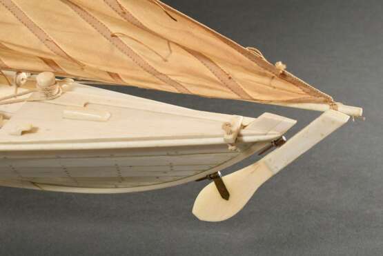 Scrimshaw Modellschiff eines Azoren Walfang Bootes mit Rudern, Harpunen und einklappbarem Kielschwert (für den schnelleren Lauf des Bootes, wenn die Harpune "fest" im Wal ist) sowie detailgetreuen Baumwoll Segeln, feine Handarbeit aus Walz… - photo 11
