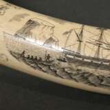 Scrimshaw "Walfangflotte bei Pottwaljagd", beschnitzter Walzahn mit geschwärztem Ritzdekor, bez., 19.Jh., L. 48cm, ca. 800g, min. Altersspuren - photo 5