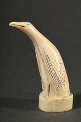 Scrimshaw &quot;Pinguin&quot;, beschnitzter Walzahn mit geschwärztem Ritzdekor, Inuit Arbeit (?), 19.Jh., H. 11,2cm, 117g, leichte Altersspuren