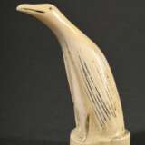 Scrimshaw "Pinguin", beschnitzter Walzahn mit geschwärztem Ritzdekor, Inuit Arbeit (?), 19.Jh., H. 11,2cm, 117g, leichte Altersspuren - photo 1