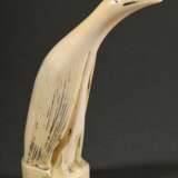 Scrimshaw "Pinguin", beschnitzter Walzahn mit geschwärztem Ritzdekor, Inuit Arbeit (?), 19.Jh., H. 11,2cm, 117g, leichte Altersspuren - photo 2