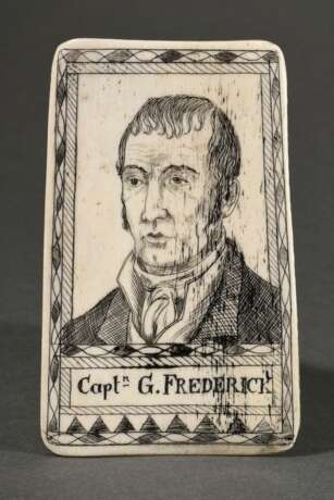 Walknochenplatte Portrait "Captn G. Frederick", beschnitzt mit geschwärztem Ritzdekor, 11,4x6,8cm, leichte Altersspuren - Foto 1