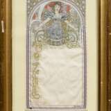 Mucha, Alphonse (1860-1939) "Menü-Karte (La Réserve)" um 1900, Seide, u.r. sign., vergoldete Berliner Leiste (kleine Defekte), 29,5x13,6cm (m.R. 43x24,3cm), min. Altersspuren - Foto 2
