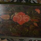 Volkskundliches Holz Tablett mit ornamental gesägtem Rand „Putten“, farbiger Bemalung „Rosen“ und jaspiertem Boden, wohl Skandinavien 18.Jh., 51x35,5cm, Alters- und Gebrauchsspuren - Foto 3