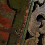 Volkskundliches Holz Tablett mit ornamental gesägtem Rand „Putten“, farbiger Bemalung „Rosen“ und jaspiertem Boden, wohl Skandinavien 18.Jh., 51x35,5cm, Alters- und Gebrauchsspuren - Foto 5