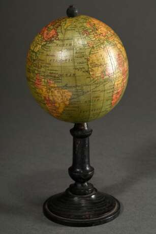 Englischer Miniatur Globus auf Holzfuß „3 Inch Globe by W. & A.K. Johnston Ltd. Edinburgh and London“, H. 25,5cm, Fuß rest. - Foto 1