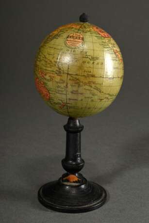 Englischer Miniatur Globus auf Holzfuß „3 Inch Globe by W. & A.K. Johnston Ltd. Edinburgh and London“, H. 25,5cm, Fuß rest. - Foto 2