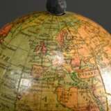 Englischer Miniatur Globus auf Holzfuß „3 Inch Globe by W. & A.K. Johnston Ltd. Edinburgh and London“, H. 25,5cm, Fuß rest. - Foto 4