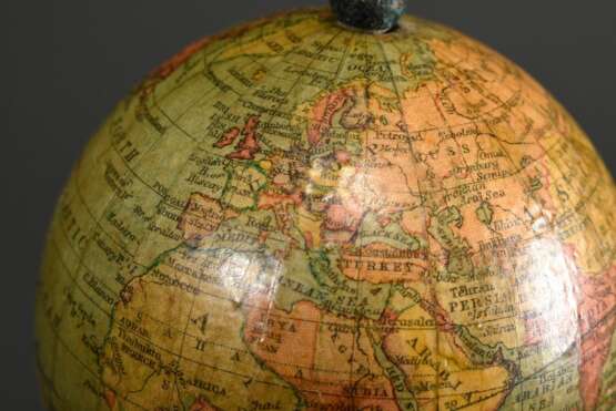 Englischer Miniatur Globus auf Holzfuß „3 Inch Globe by W. & A.K. Johnston Ltd. Edinburgh and London“, H. 25,5cm, Fuß rest. - Foto 5