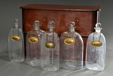 Mahagoni Reisebar mit 5 Flakons in verschiedenen Formen mit ornamentalem Olivenschliff und beschrifteten Metall Flaschenschilder, 19.Jh., 28,5x43,5x19cm, Gebrauchsspuren