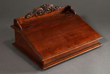 Kleines Tisch-Schreibpult mit Klappdeckel und ornamentiertem Rand, Holz poliert, um 1900, 20x40x29cm