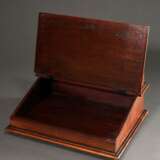 Kleines Tisch-Schreibpult mit Klappdeckel und ornamentiertem Rand, Holz poliert, um 1900, 20x40x29cm - фото 3