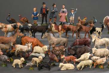 55 Elastolin &quot;Bauernhof&quot; Figuren, bestehend aus 48 Tieren und 7 Personen, u.a.: Federvieh, Kühe, Pferde, Schafe, Dackel, bespielt