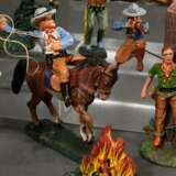 17 Elastolin Figuren "Wilder Western", u.a.: 2 Planwagen (Zwei- und Vierspänner), 4 Cowboys, 5 Indianer, Tipi, Lagerfeuer, Marterpfahl, bespielt - Foto 10