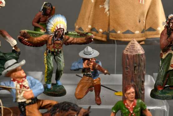 17 Elastolin Figuren "Wilder Western", u.a.: 2 Planwagen (Zwei- und Vierspänner), 4 Cowboys, 5 Indianer, Tipi, Lagerfeuer, Marterpfahl, bespielt - Foto 17