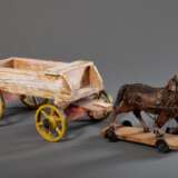 2 Teile altes Kinderspielzeug: "Wagen" und "Pferd auf Rollen", Holz mit Resten alter Farbfassung, 13x27x19/14x19x6,5cm - photo 1