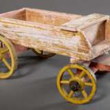 2 Teile altes Kinderspielzeug: "Wagen" und "Pferd auf Rollen", Holz mit Resten alter Farbfassung, 13x27x19/14x19x6,5cm - photo 2