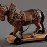 2 Teile altes Kinderspielzeug: "Wagen" und "Pferd auf Rollen", Holz mit Resten alter Farbfassung, 13x27x19/14x19x6,5cm - photo 3
