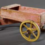 2 Teile altes Kinderspielzeug: "Wagen" und "Pferd auf Rollen", Holz mit Resten alter Farbfassung, 13x27x19/14x19x6,5cm - Foto 6