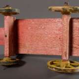 2 Teile altes Kinderspielzeug: "Wagen" und "Pferd auf Rollen", Holz mit Resten alter Farbfassung, 13x27x19/14x19x6,5cm - фото 7