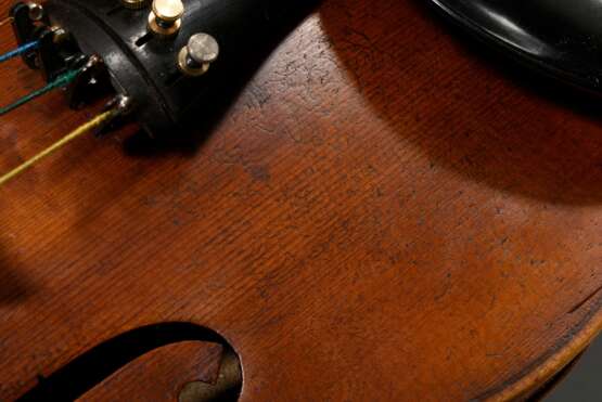 Löwenkopf Geige, deutsch um 1900, einteiliger Boden, ohne Zettel, 4 Feinstimmer, mit defektem Bogen in antikem Geigenkasten, L. 60cm, Bodenlänge 36cm, spielbereit, min. Alters- und Gebrauchsspuren - photo 13