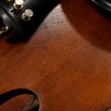Löwenkopf Geige, deutsch um 1900, einteiliger Boden, ohne Zettel, 4 Feinstimmer, mit defektem Bogen in antikem Geigenkasten, L. 60cm, Bodenlänge 36cm, spielbereit, min. Alters- und Gebrauchsspuren - фото 13