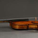 Ungewöhnliche Geige oder Violine, deutsch um 1900, Zettel innen "...nius Stradiuarius Cremonensis Faciebat Anno 1735", einteiliger Boden im Plankenschnitt, 4 Feinstimmer, L. 60cm, Bodenlänge 36cm, Bogen mit oktogonaler Stange in modernem … - photo 12