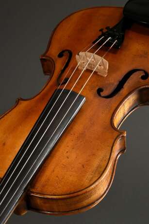 Ungewöhnliche Geige oder Violine, deutsch um 1900, Zettel innen "...nius Stradiuarius Cremonensis Faciebat Anno 1735", einteiliger Boden im Plankenschnitt, 4 Feinstimmer, L. 60cm, Bodenlänge 36cm, Bogen mit oktogonaler Stange in modernem … - photo 13