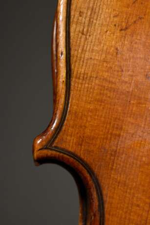 Ungewöhnliche Geige oder Violine, deutsch um 1900, Zettel innen "...nius Stradiuarius Cremonensis Faciebat Anno 1735", einteiliger Boden im Plankenschnitt, 4 Feinstimmer, L. 60cm, Bodenlänge 36cm, Bogen mit oktogonaler Stange in modernem … - Foto 17