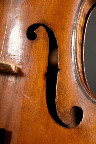 Ungewöhnliche Geige oder Violine, deutsch um 1900, Zettel innen "...nius Stradiuarius Cremonensis Faciebat Anno 1735", einteiliger Boden im Plankenschnitt, 4 Feinstimmer, L. 60cm, Bodenlänge 36cm, Bogen mit oktogonaler Stange in modernem … - Foto 18