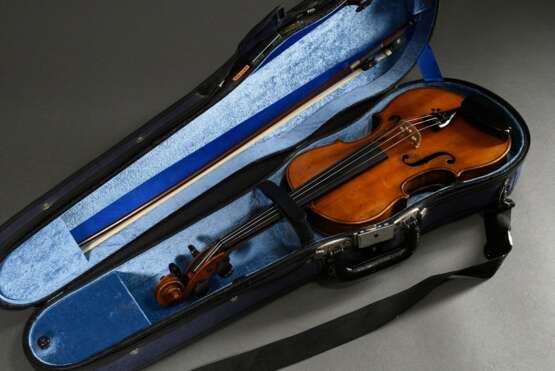 Ungewöhnliche Geige oder Violine, deutsch um 1900, Zettel innen "...nius Stradiuarius Cremonensis Faciebat Anno 1735", einteiliger Boden im Plankenschnitt, 4 Feinstimmer, L. 60cm, Bodenlänge 36cm, Bogen mit oktogonaler Stange in modernem … - photo 1