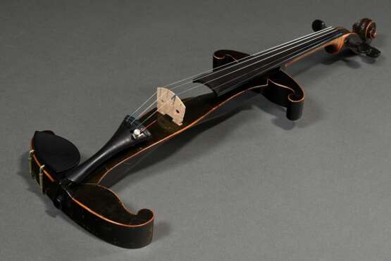 Übungs-Violine oder sog. Stumme Geige, deutsch um 1900, L. 60cm, B. 19cm, alte rep. Bruchstelle am Korpus, spielbereit mit Bogen in antikem Kasten, min. Alters- und Gebrauchsspuren - Foto 11